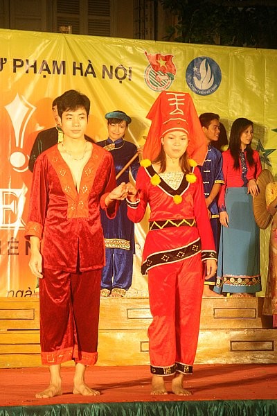 Sự hiểu biết truyền thống trang phục các dân tộc Việt Nam giúp sinh viên có cái nhìn sâu rộng hơn về quê hương mình.
