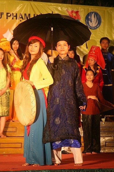Một trang phục của người Việt với chiếc nón quai thao, áo tứ thân và áo the đen.