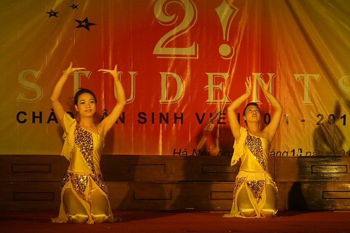 Màn múa Sáo mang đặc trưng của các vùng quê Việt Nam.
