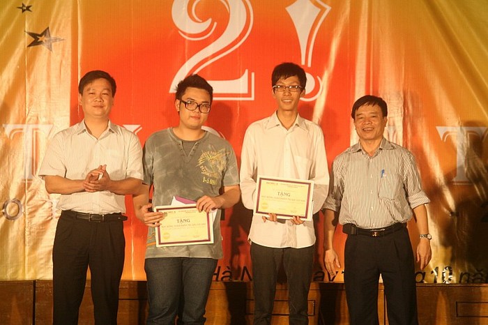 TBT Báo GDVN Nguyễn Tiến Bình thay mặt nhà tài trợ trao học bổng cho hai tân sinh viên thủ khoa của trường CĐ Sư phạm Hà Nội.