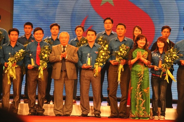 Đồng chí Vũ Mão thay mặt trao giải thưởng "Khi tổ quốc cần" và "giải thưởng "15 tháng mười" cho thanh niên các tỉnh thảnh. Ảnh Xuân Trung