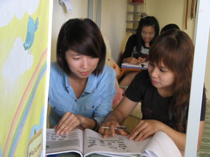 Với những phòng học nhóm mà những sinh viên ở đây tự lập ra sẽ hỗ trợ nhau trong quá trình học tập, nhất là đối với những khoa ngoại ngữ.