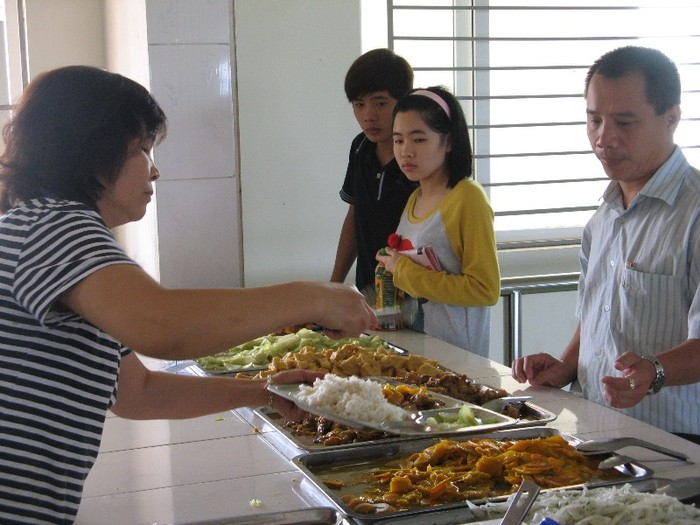 Ngay tại trường còn có hàng loạt dãy nhà ăn, phục vụ cho chính sinh viên của trường. Với giá sinh viên từ 15-20.000đ/suất là có bữa cơm ngon.
