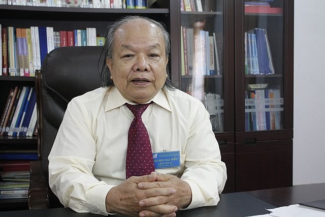 GS Trần Hữu Nghị cho rằng, những sinh viên trường NCL phải chịu một lần thuế nữa là không công bằng. Ảnh Xuân Trung