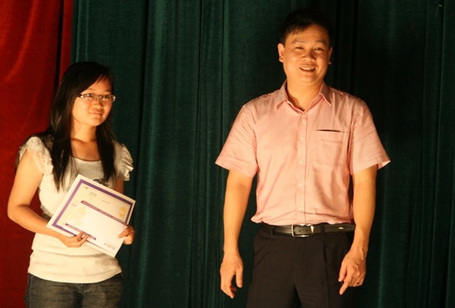 TBT báo GDVN Nguyễn Tiến Bình trao học bổng cho thủ khoa khoa Thông tin máy tính.