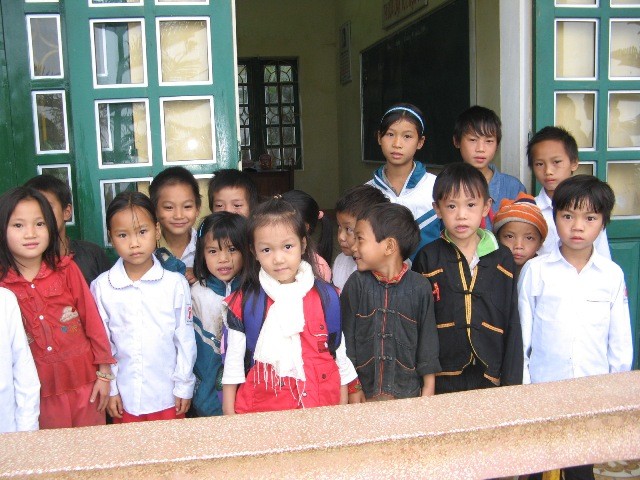 Bé Bảo Anhh đứng giữa (áo đỏ) chụp ảnh kỉ niệm cùng các anh chị trường tiểu học Nậm mười trước khi về Hà Nội. ảnh Xuân Trung
