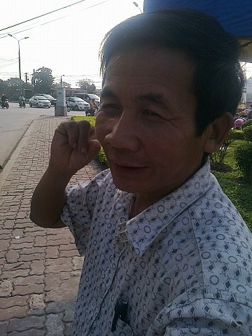 Ông T.V. S quê ở Giao Thủy, Nam Định phản đối với cách làm của tỉnh mình. Ảnh Xuân Trung