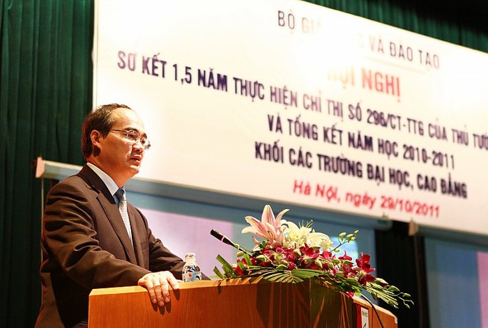 Theo Phó thủ tướng Nguyễn Thiện Nhân, dạy học cũng như làm dịch vụ, phải tự đánh giá và đổi mới. Ảnh Xuân Trung