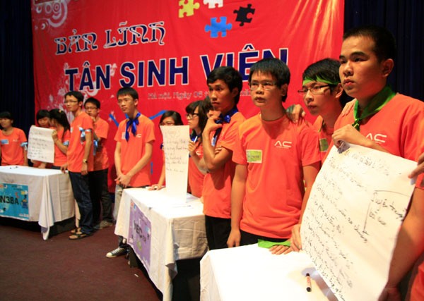 Các đội chơi tham gia ba phần thi của vòng chung kết "Bản lĩnh tân sinh viên". Ảnh Xuân Ngọc