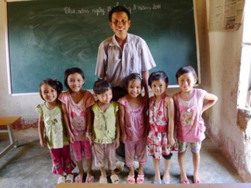 4. Lớp học chỉ có 2 HS: Bản Nậm Khao (huyện Mường Tè, Lai Châu) có một lớp 2 chỉ có 2 em, lớp 3 và lớp 1 mỗi lớp có 6 em, lớp 4 có 9 em và lớp 5 đông nhất với sĩ số 22 do các em đã lớn, có thể từ các bản xa về trung tâm học.