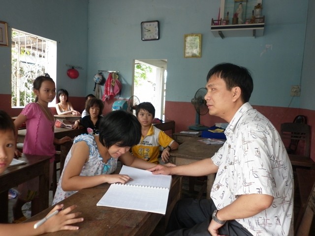 9. Lớp học của thầy giáo mù tại TP Tam Kỳ, Quảng Nam. Đặng Ngọc Duy (33 tuổi) ở nhà cặm cụi lập đề án xây dựng lớp học mái ấm dành cho người khiếm thị đầu tiên ở Tam Kỳ.