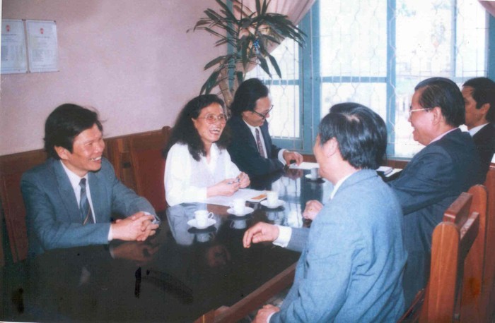 GS Hoàng Xuân Sính (áo trắng) cùng các thầy cô trong BGH trường ĐH Thăng Long.