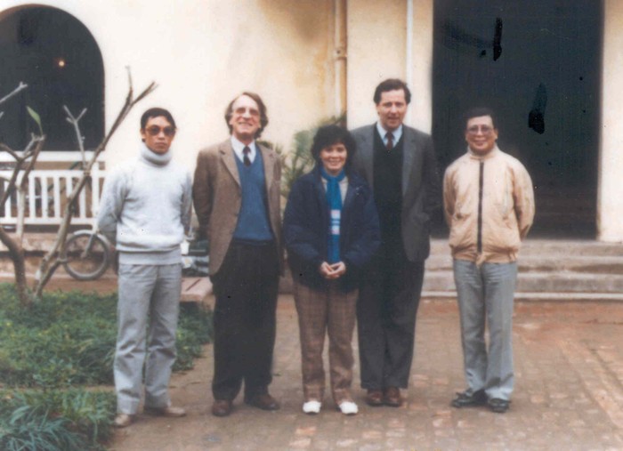 GS Hoàng Xuân Sính và đồng nghiệp tại Pháp, đây là những ngày đầu bươn trải cho nền giáo dục Việt Nam