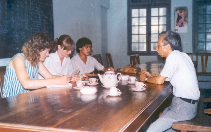 Giáo sư Bùi Trọng Lư tiếp khách tại văn phòng Đại học Thăng Long ở phố Hàn Thuyên năm 1991