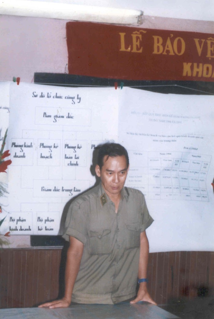 GS Nguyễn Đình Ngọc trong buổi bảo vệ luận văn tốt nghiệp của khoa Quản lý đầu tiên 1996