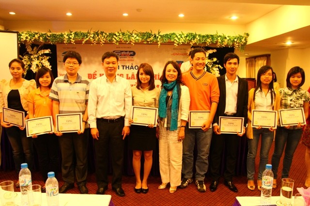 Ông Nguyễn Tiến Bình, TBT Báo Giáo dục Việt Nam (thứ 4 từ trái qua) trao học bổng cho các thủ khoa.