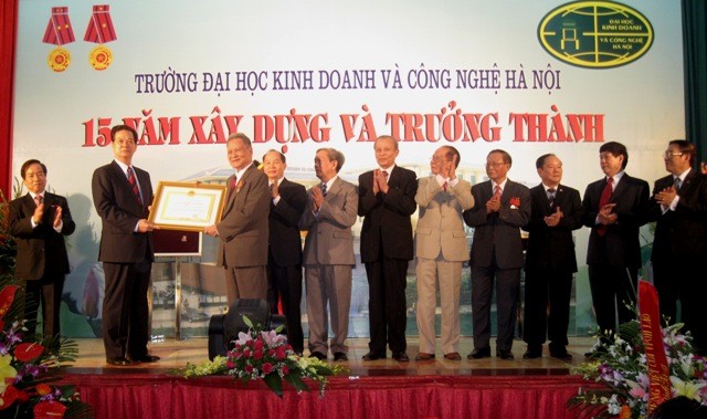 Lãnh đạo nhà trường đón nhận bằng khen từ Thủ tướng Nguyễn Tấn Dũng.