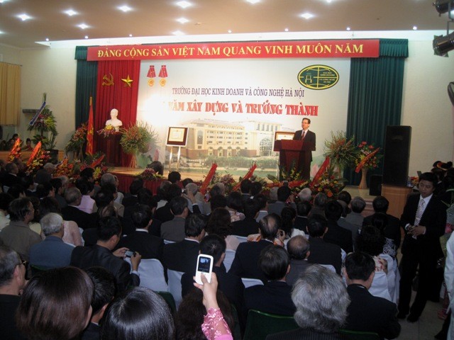 Trường ĐH KD&CN Hà Nội trong ngày kỷ niệm 15 năm thành lập.