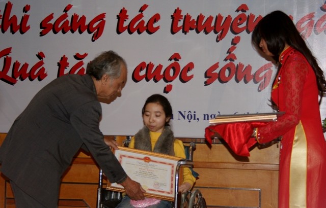 Em Nguyễn Phương Thúy (Phú Thọ) được 2 giải thưởng khuyến khích và giải thân thiện dành cho tác giả có hoàn cảnh khó khăn. Ảnh Xuân Trung
