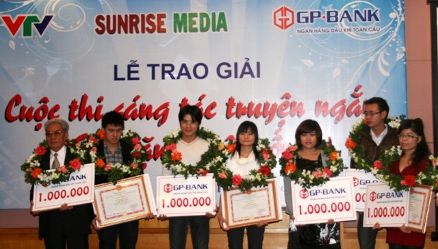 Các tác giả nhận giải cho tác phẩm đoạt giải Quà tặng cuộc sống năm 2011. Ảnh Xuân Trung