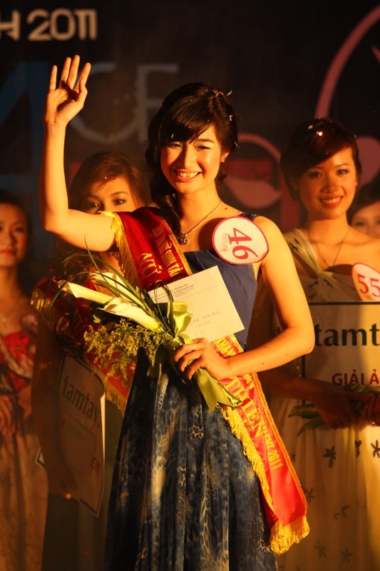 Niềm vui của Thí sinh Nguyễn Thanh Ly khi tên mình được xướng lên ngôi vị cao nhất cuộc thi.