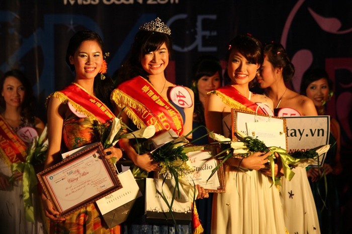 Top 3 thí sinh đoạt giải cao nhất Cuộc thi Nữ sinh thanh lịch Trường ĐH KHXH&NV năm 2011.
