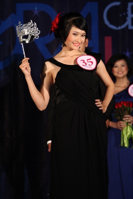 Thí sinh Trịnh Mỹ Hường (K53 Báo chí và truyền thông), mang vẻ đẹp kiêu sa với trang phục dạ hội màu đen.