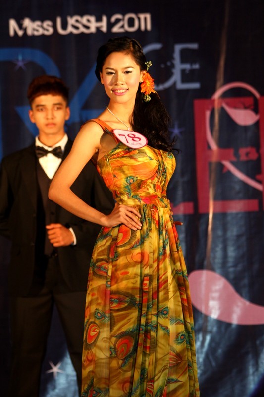 Thí sinh Trần Thị Quỳnh Trang (K55 Quốc tế), lựa chọn màu vàng trong bộ váy dạ hội, điểm thu hút người xem ở thí sinh này có lẽ là số đo ấn tượng ba vòng: 80-63-89.
