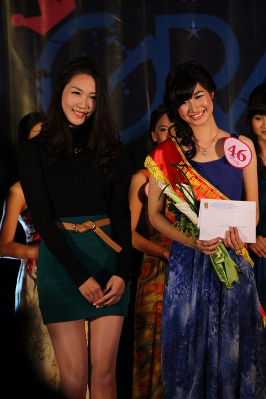 Á hậu Thùy Trang – Á hậu 2 Hoa hậu Việt Nam 2010 trao phần thưởng cho Thí sinh Nguyễn Thanh Ly (K54 Tâm lý) là Miss Nhân văn 2011.