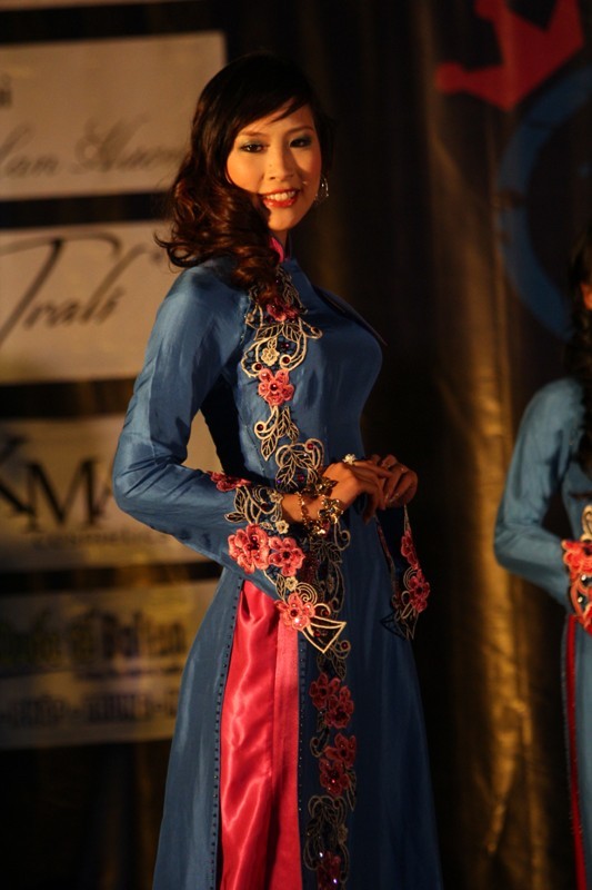 Phần thi áo dài tự chọn phần nào giúp các thí sinh phô diễn được vóc dáng dịu dàng của người con gái Việt Nam