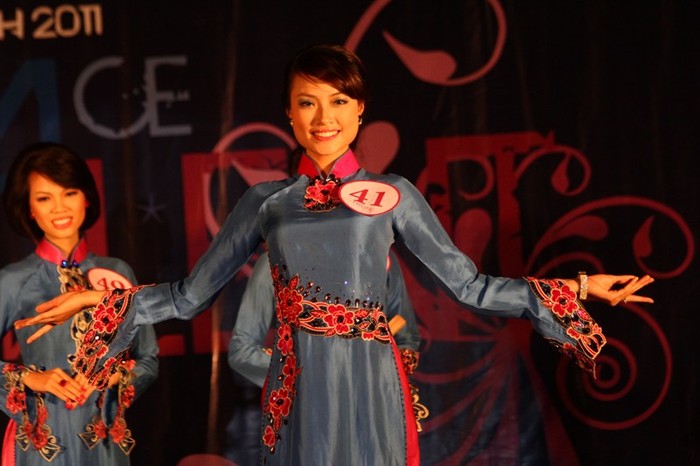 Thí sinh Bùi Thị Thùy Linh (K56 Văn CLC) nở nụ cười trong mọi phần thi, nhất là phần trang phục áo dài.