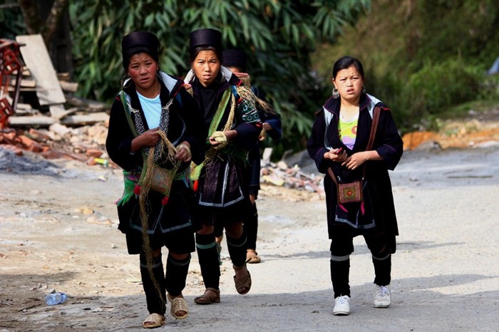 Sáng sớm những thiếu nữ này đi xuống chợ bán những sản phẩm kết bằng tay. Từ nhà xuống chợ Sapa có thể đi bộ tới trên 10km.