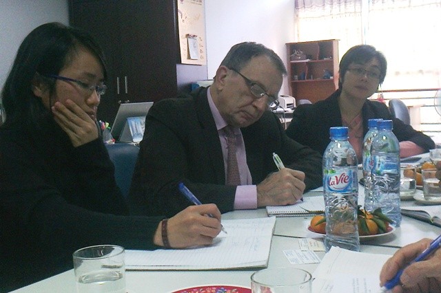 Ông Roger Dehaybe (giữa) ghi nhớ sẽ tiến hành làm việc với Bộ GD&ĐT về vấn đề đã trao đổi. Ảnh Xuân Trung