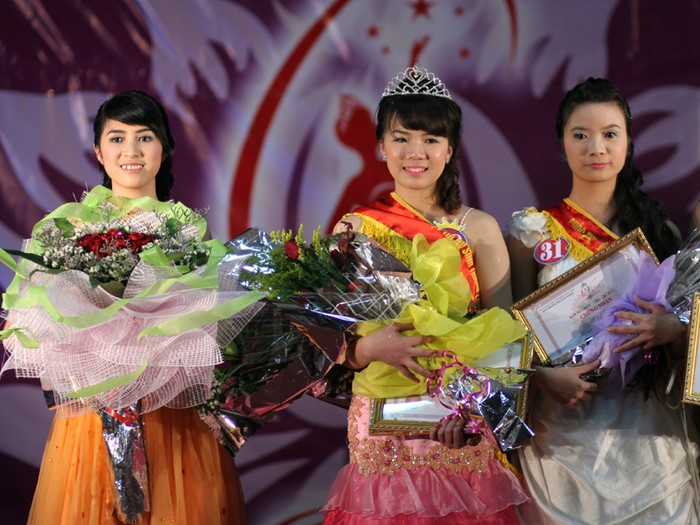 Ba gương mặt đạt danh hiệu cao nhất của cuộc thi: Á khôi 1 Trịnh Trà Giang, Hoa khôi Trần Nữ Hà Anh, Á khôi 2 Phạm Phương Thảo (từ trái qua phải)