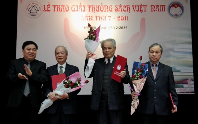 Thứ trưởng Bộ TT&TT Đỗ Quý Doãn (ngoài cùng bên trái) trao gỉ thưởng sách cho các tác giả đoạt giải. Ảnh Xuân Trung