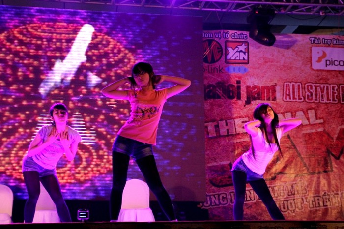 Màn mở đầu Hanoi Jam All Style Battle – The Final Jam đầy bốc lửa đến từ những bạn trẻ hà thành. Đây là cuộc thi Hip hop toàn thành phố Hà Nội.