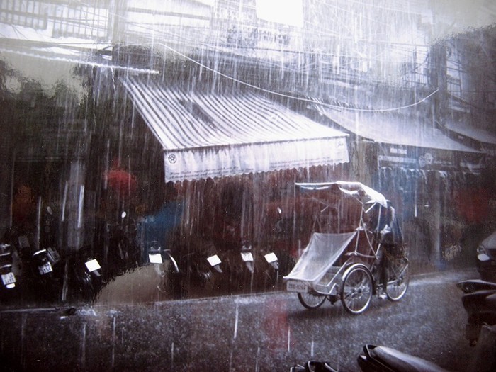 Hà Nội với con mưa dào bất chợt giữa mùa hè.