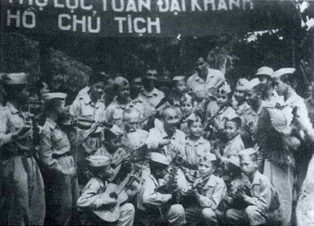 Lớp Thiếu sinh quân trong kháng chiến vinh dự được Bác Hồ tới thăm. Ảnh tư liệu.