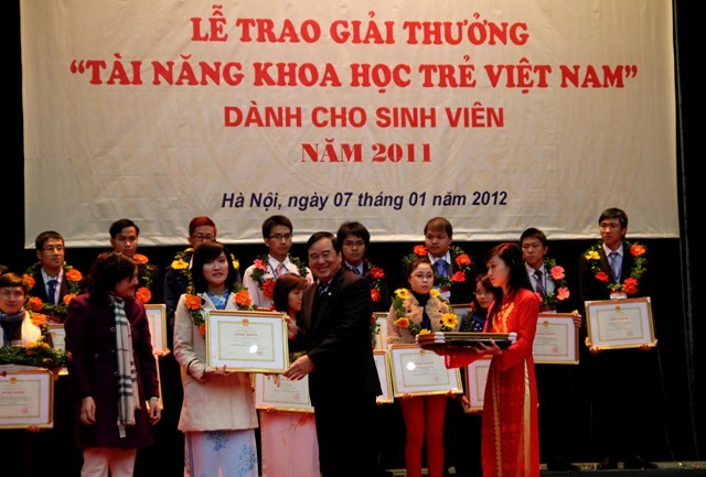 Những sinh viên có công trình đoạt giải nhất nhận bằng khen từ Bộ GD&ĐT. Ảnh Xuân Trung