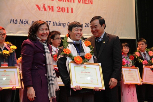 Nguyễn Hữu Cảnh, chàng trai với ý tưởng làm gậy thông minh giúp người khiếm thị qua đường được nhận bằng khen của Bộ GD&ĐT. Ảnh Xuân Trung
