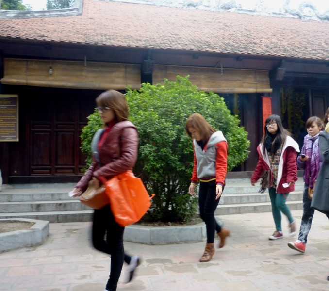 Những ngày nghỉ đầu năm sinh viên các trường tại Hà Nội đổ về Chùa Hà cầu duyên.
