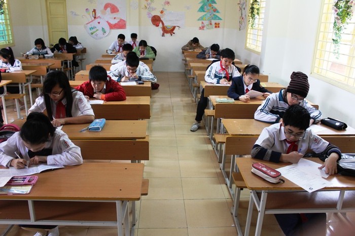 50 em học sinh tại trường THCS Nguyễn Du đang làm bài trong phần thi vòng loại để lựa chọn ra những em xuất sắc vào vòng ứng xử.