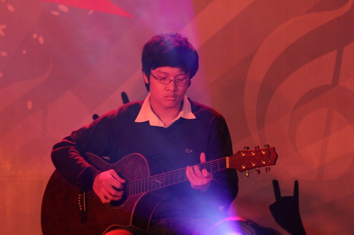 Cuộc thi đấu âm nhạc Kick out được xen lẫn bằng các tiết mục đệm đàn guitar của sinh viên các trường.