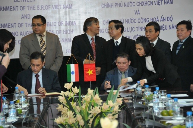 Thứ trưởng Bộ GD&ĐT Bùi Văn Ga và ngài Ranjit Rae, Đại sứ Cộng hòa Ấn Độ tại Việt Nam đã ký Bản ghi nhớ. Ảnh Xuân Trung