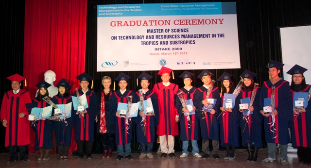 Các thạc sĩ nhận bằng tốt nghiệp của trường ĐH Khoa học ứng dụng Cologne, CHLB Đức.