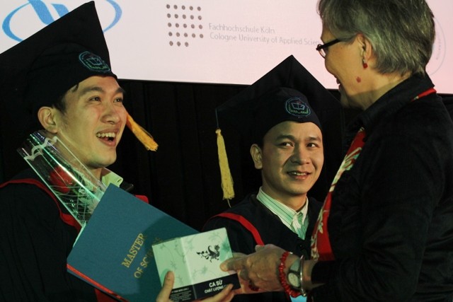 Niềm vui của những thạc sĩ đầu tiên của chương trình đào tạo liên kết giữa Việt Nam - Đức nhận bằng tốt nghiệp.