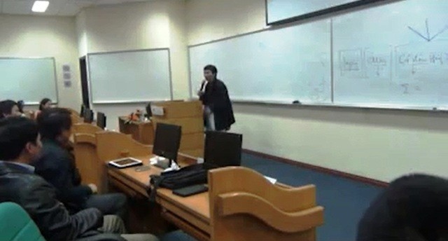 TS. Lê Thẩm Dương trao đổi, trò chuyện trong lớp quản trị thực tế do Viện Quản trị Kinh doanh FSB tổ chức tại hội trường ĐHQG Hà Nội (Ảnh chụp lại từ clip)