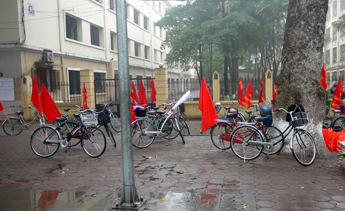 Phương tiện dùng tuyên truyền là những chiếc xe đạp của sinh viên. Một hình ảnh biểu trưng cho sức trẻ, lòng nhiệt tình và tinh thần xả thân vì cộng đồng, không quản ngại gian khó.