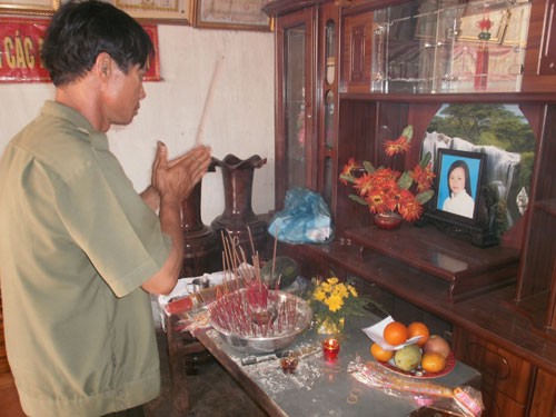 Ông Nguyễn Sĩ Diệu, bố cháu Nguyễn Thị Cẩm Nhung trước di ảnh con