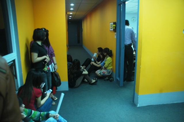 Rất đông học sinh, sinh viên mệt mỏi ngồi chờ kết quả buổi làm việc nhưng đành thất vọng. Ảnh Xuân Trung